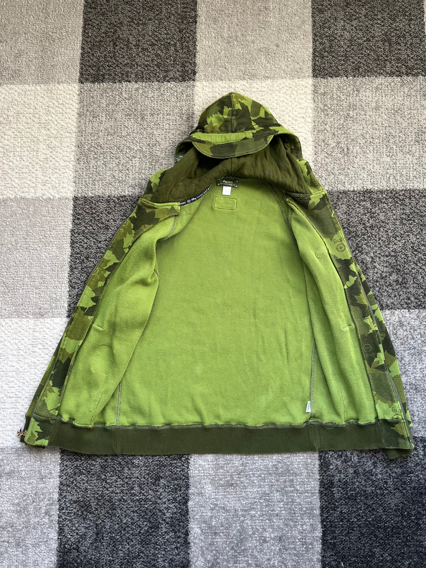 LRG camo zip up hoody (M)